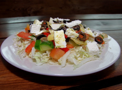 Pożywna porcja sałatki greckiej z najświeższych składników