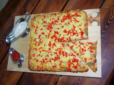 Duża domowa pizza pieczona na średnim cieście na dużej blasze przypomni smaki dzieciństwa